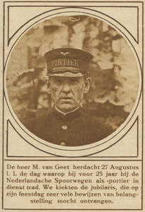 870725 Portret van M. van Geet te Utrecht, die 25 jaar in dienst is als portier bij de Nederlandsche Spoorwegen.De naam ...